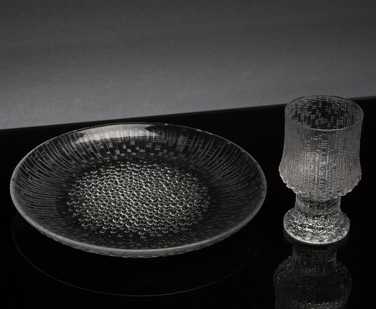 TAPIO WIRKKALA,  glas samt tallrikar, 12+12 st "Ultima Thule", Iittala. Formgiven 1968.