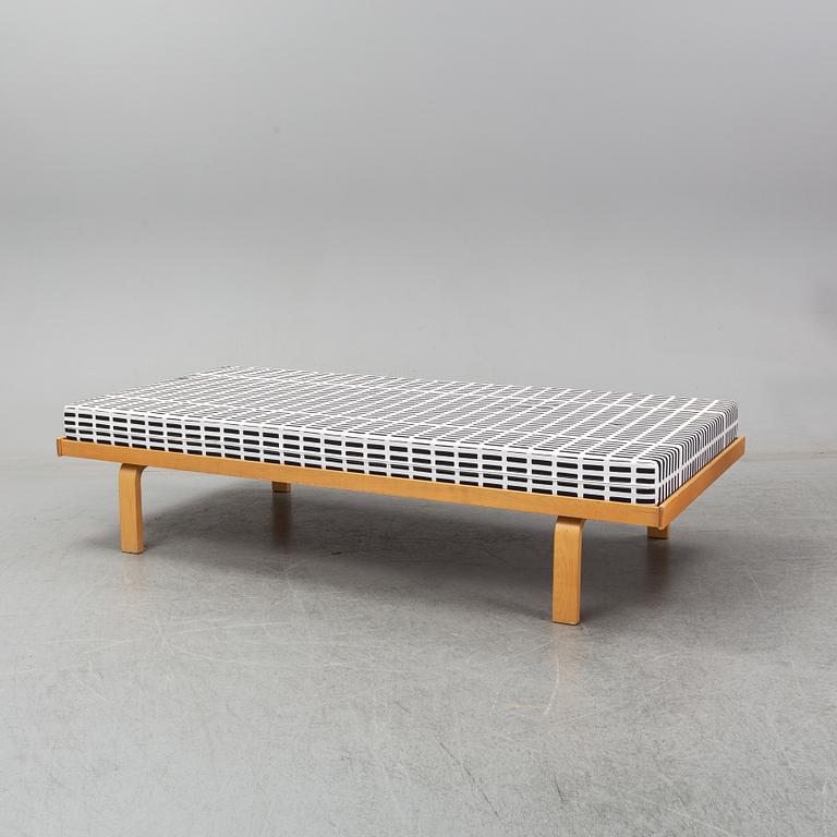 Alvar Aalto, daybed '710' Artek, Finland.