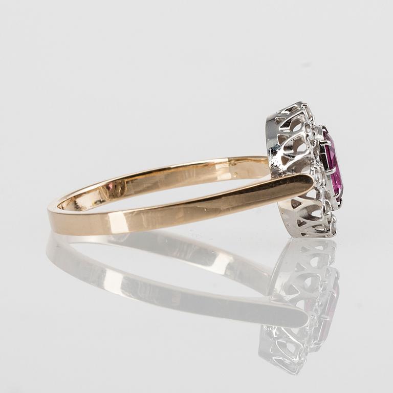 RING, 14K guld, diamanter tot. 0,10 ct och granat, Morris Lindblom, Åbo 1986. Vikt 2,5 g.