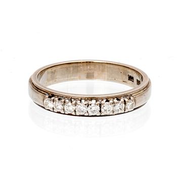 An 18K white gold ring with brilliant cut diamonds.