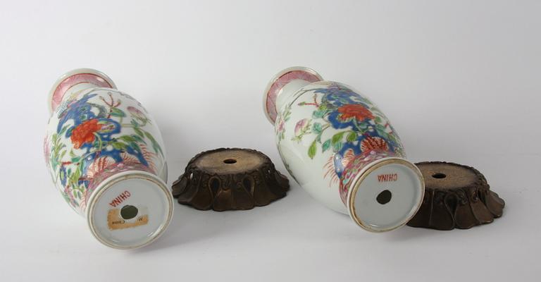 VASER, ett par, porslin, Kina, 1900-tal.