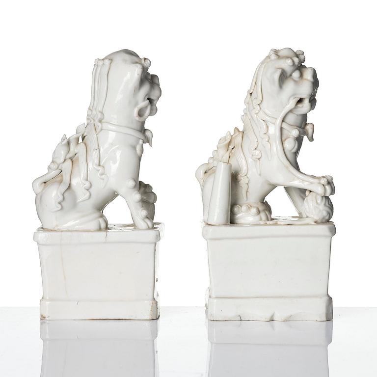 Two blanc de chine figures of buddhist lions/joss stick holders, Qing dynasty, Kangxi (1662-1722).