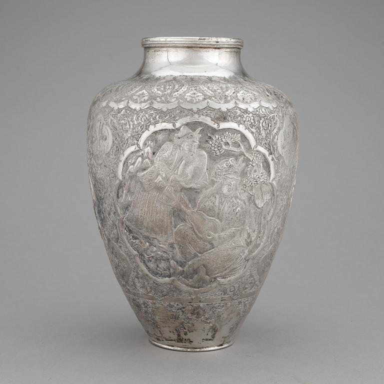 VAS, silver, Persien, 18/1900-tal. Vikt ca 1023g.