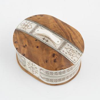 A lidded box by Bertil Fällman, signed.