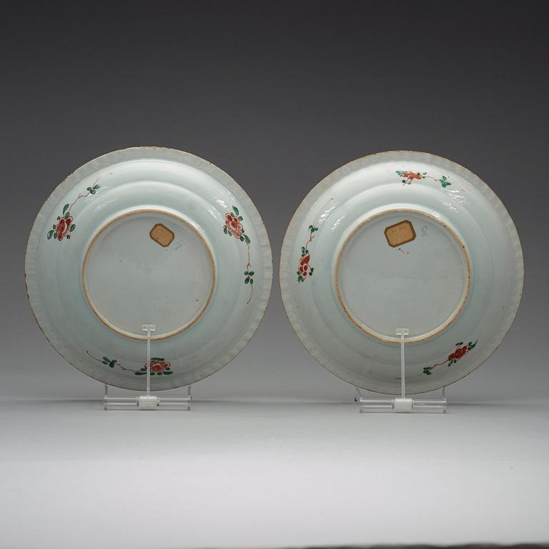 Two famille verte 'pie crust' plates, Qing dynasty, Kangxi (1662-1722).