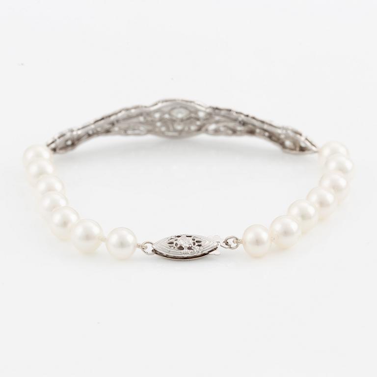 Bracelet, 14K white gold with cultured pearls and a centrepiece set with old-cut diamonds.