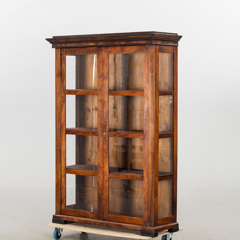 A first half of the 20th century viewing cabinet.