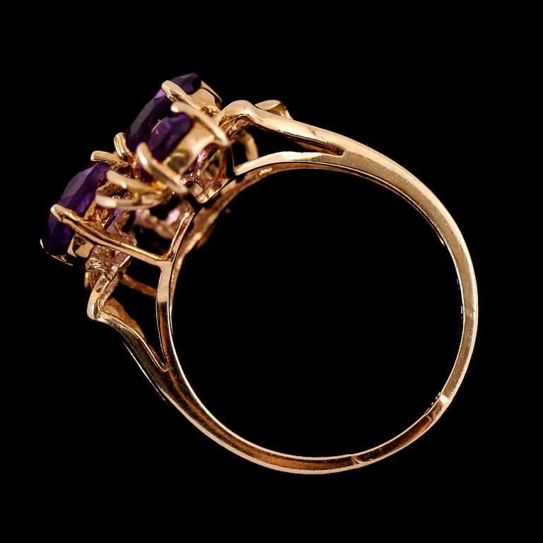 RING, 10 k guld, 5 ametister tot ca 2.10 ct.  Total vikt ca 3 g.