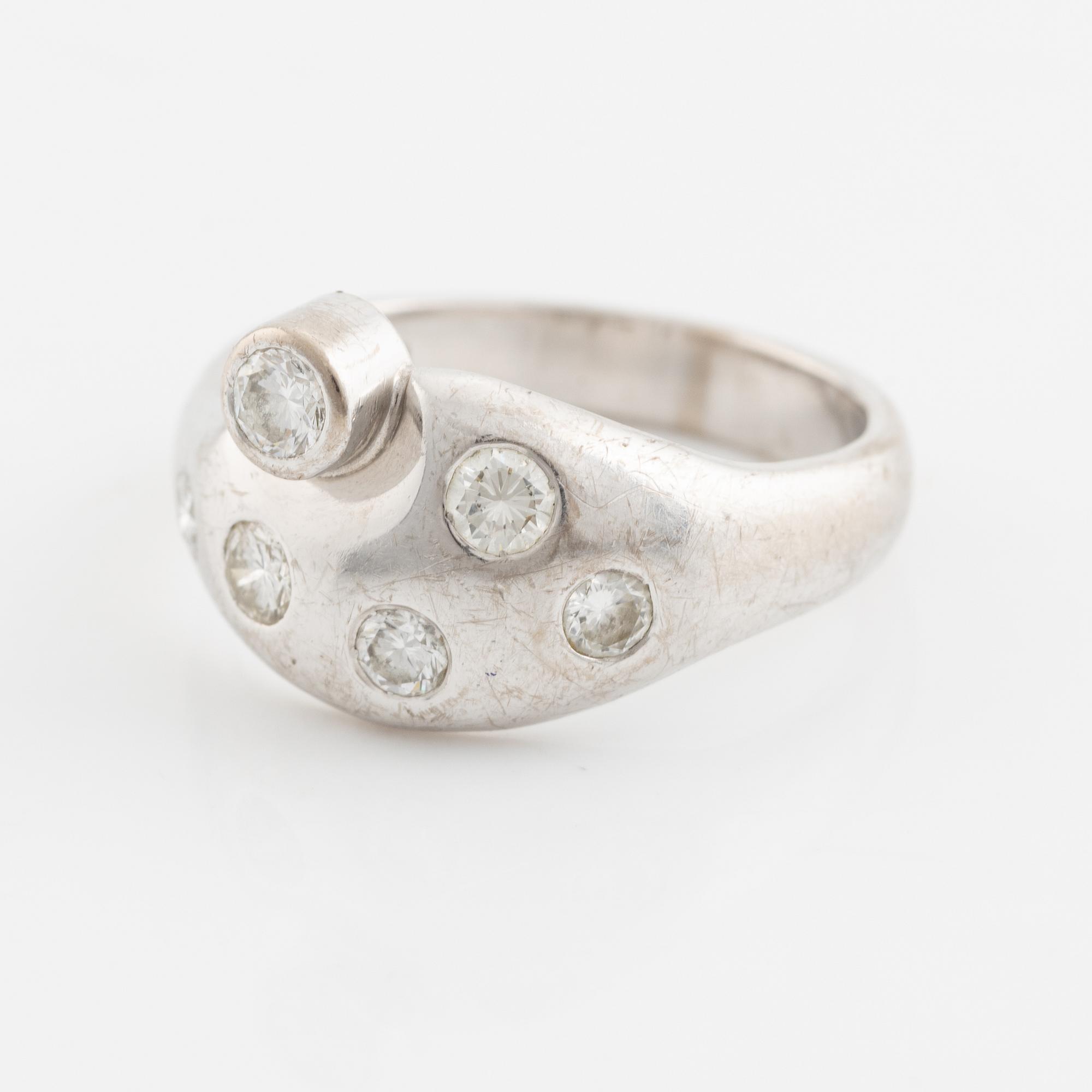 An 18K white gold ring set with round brilliant-cut diamonds.