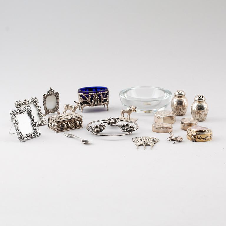 SAMLING FÖREMÅL, 16 delar, silver, 1900-talets andra hälft. Total vikt utan glasskålar ca 245 g.