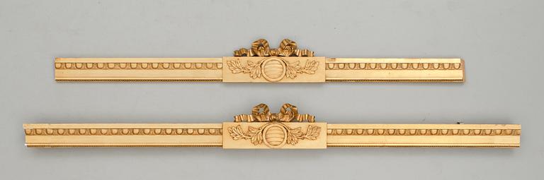 KORNISCHER, 2 st, gustaviansk stil. 1900-tal.