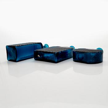 Nanny Still, karaffer, 3 st, "Flindari", Riihimäki Glasbruk, 1960-tal.