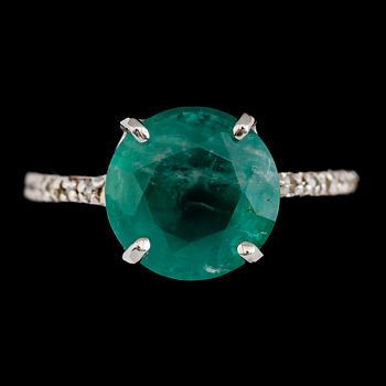 RING, 14 k guld, smaragd ca 6.80 ct, diamanter tot ca 0.10 ct.