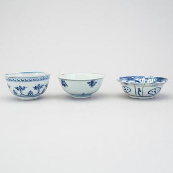 SKÅLAR, 3 st, blåvitt porslin, Kina, Mingdynastin (1368-1644).