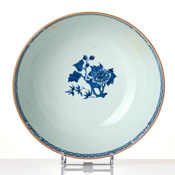 A large blue and white bowl, Qing dynasty, Qianlong (1736-95).