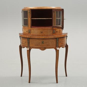 VITRINSKÅP. Gustaviansk stil, 1800/1900-tal.