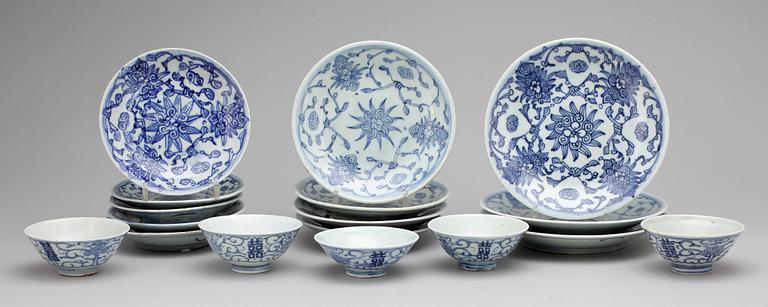 ASSIETTER samt KOPPAR, 17 delar, porslin, Kina, 1800-tal.