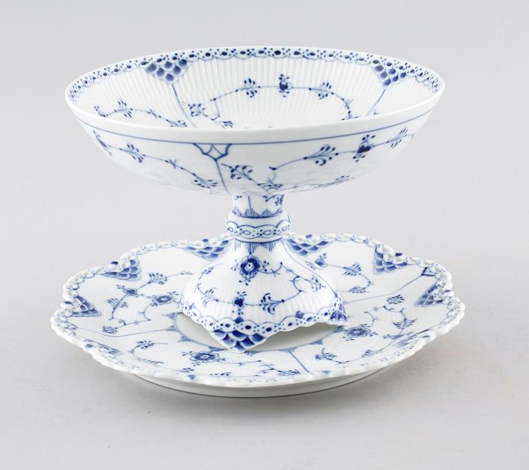 43 pieces of porcelain tableware from Royal Copenhagen, model "Musselmalet",second half of the 20th century.