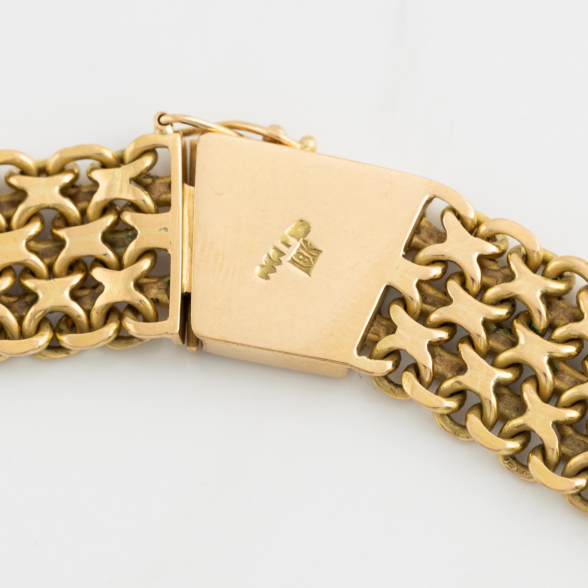 An 18K gold necklace.