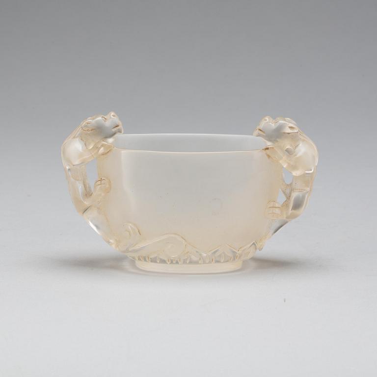 VINOFFERBÄGARE, glas, Kina, 1900-tal.