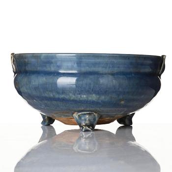 A blue glazed tripod censer, late Ming dynasty, 17th century.