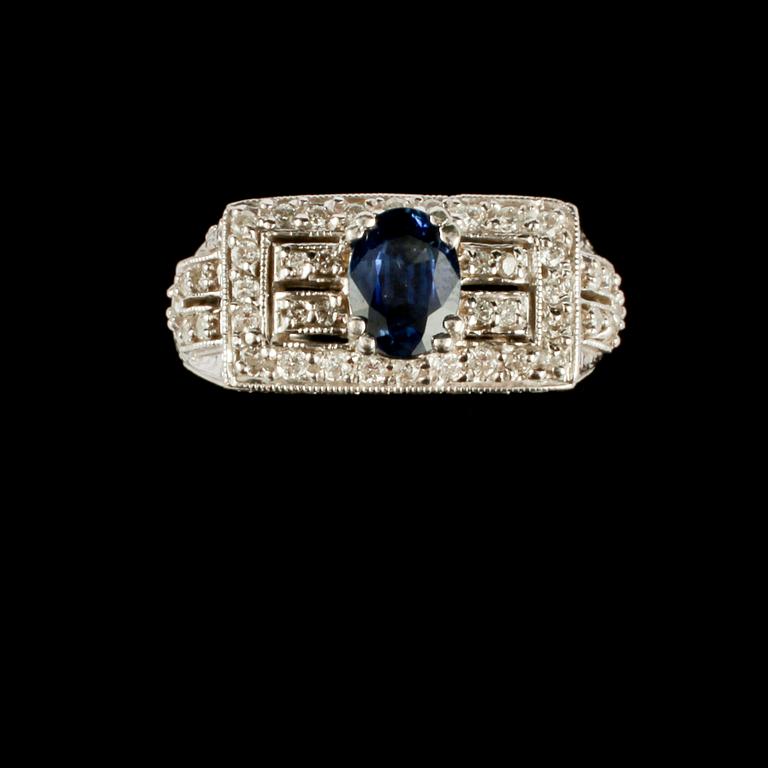 RING, 14k vitguld med små briljantslipade diamanter samt fasettslipad blå safir, utländska stämplar. Vikt 8 g.