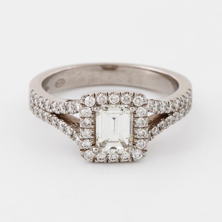 RING, med smaragdslipad diamant ca 0.75 ct samt briljantslipade diamanter totalt ca 0.50 ct.