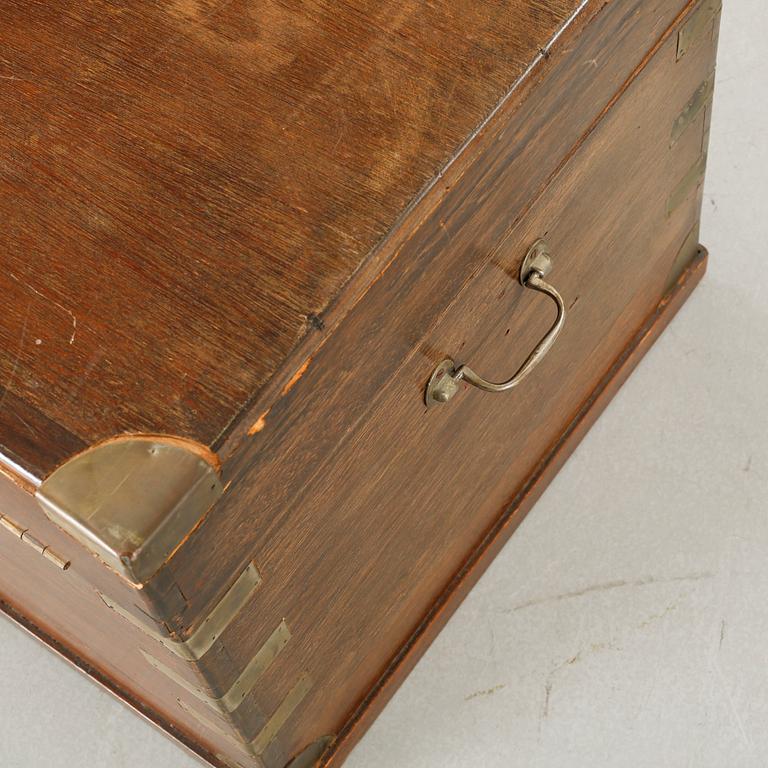 KOFFERT / KISTA, engelsk stil, omkring sekelskiftet 1900.
