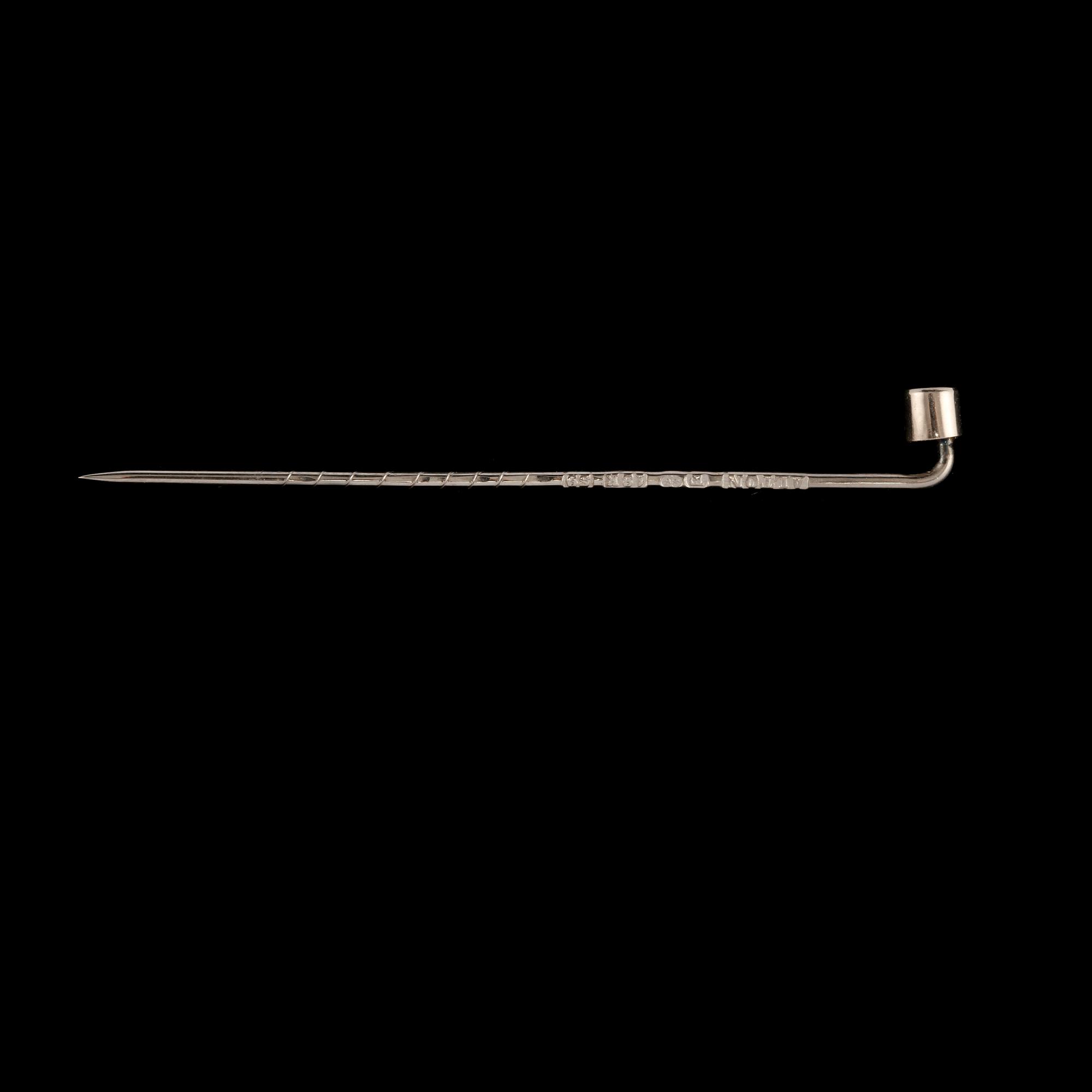 KRAVATTNÅL, 18k vitguld med briljantslipad diamant, 0.06 ct, Per Dåvik, Alton, Falköping, 1968. Vikt 0,5 g.