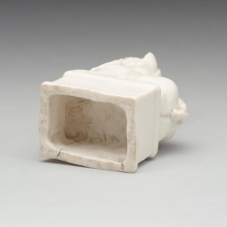 RÖKELSEHÅLLARE, blanc de chine. Qingdynastin, Kangxi (1662-1722).