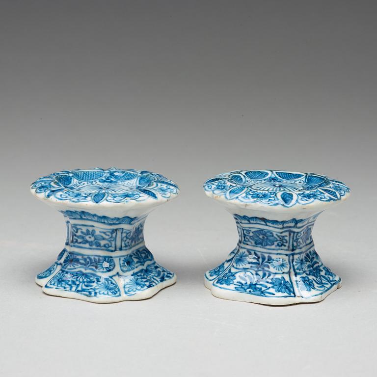 A pair of blue and white salts, Qing dynasty, Kangxi (1662-1722).