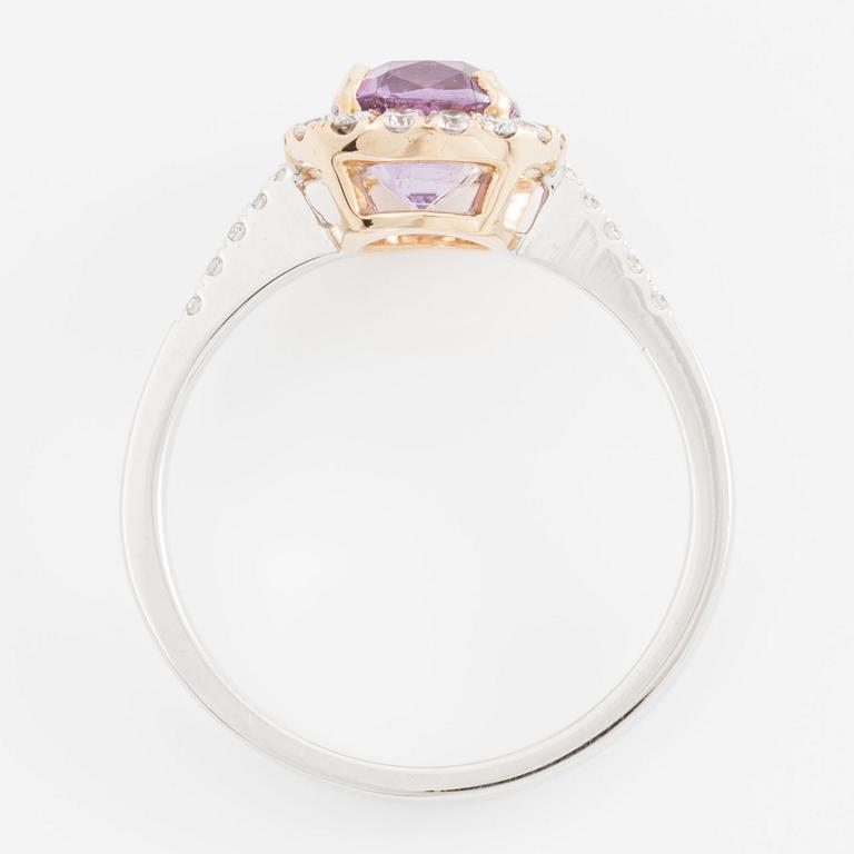 Ring 18K gold with pink sapphire and brilliant-cut diamonds.