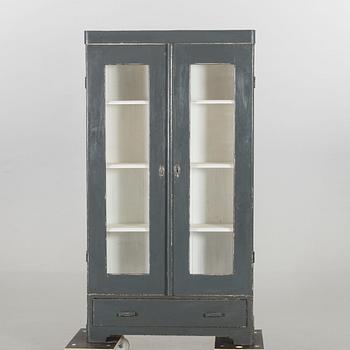 A CUPBOARD, FIRST HALF OF 20TH CENTURY,