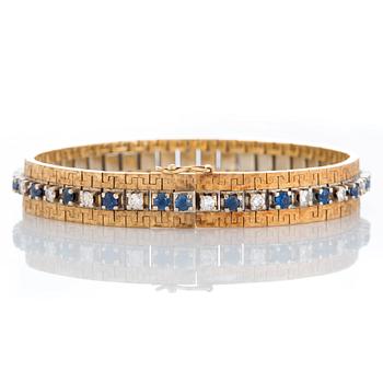 An 18K gold bracelet set with brilliant-cut diamonds ca 1 ct and faceted sapphires ca 1.5 ct.