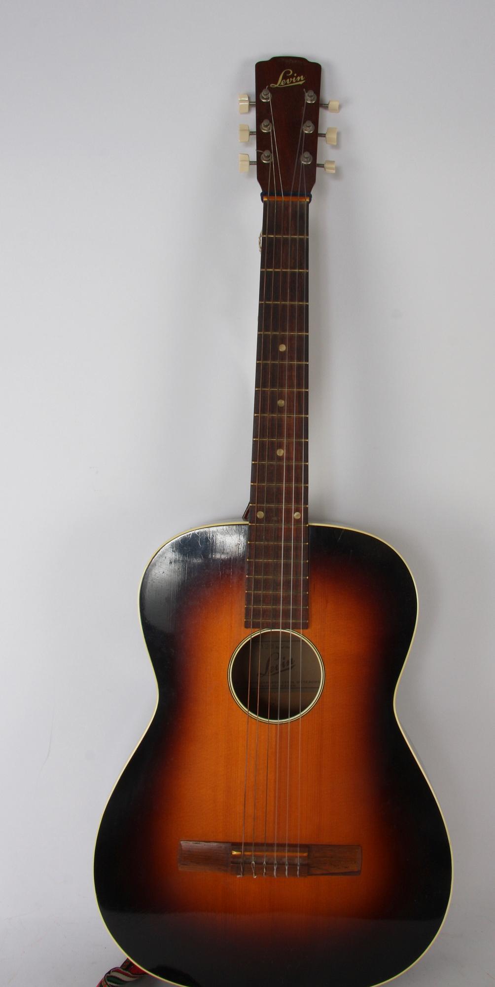 GITARR, akustisk. Levin. Med gitarrstämmare.