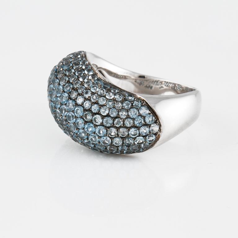 RING, 18K vitguld med fasettslipade blå safirer ca 3.17 ct. Vikt 8,8 gram.