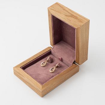 Earrings in 18K gold with drop-cut morganites and round brilliant-cut diamonds.