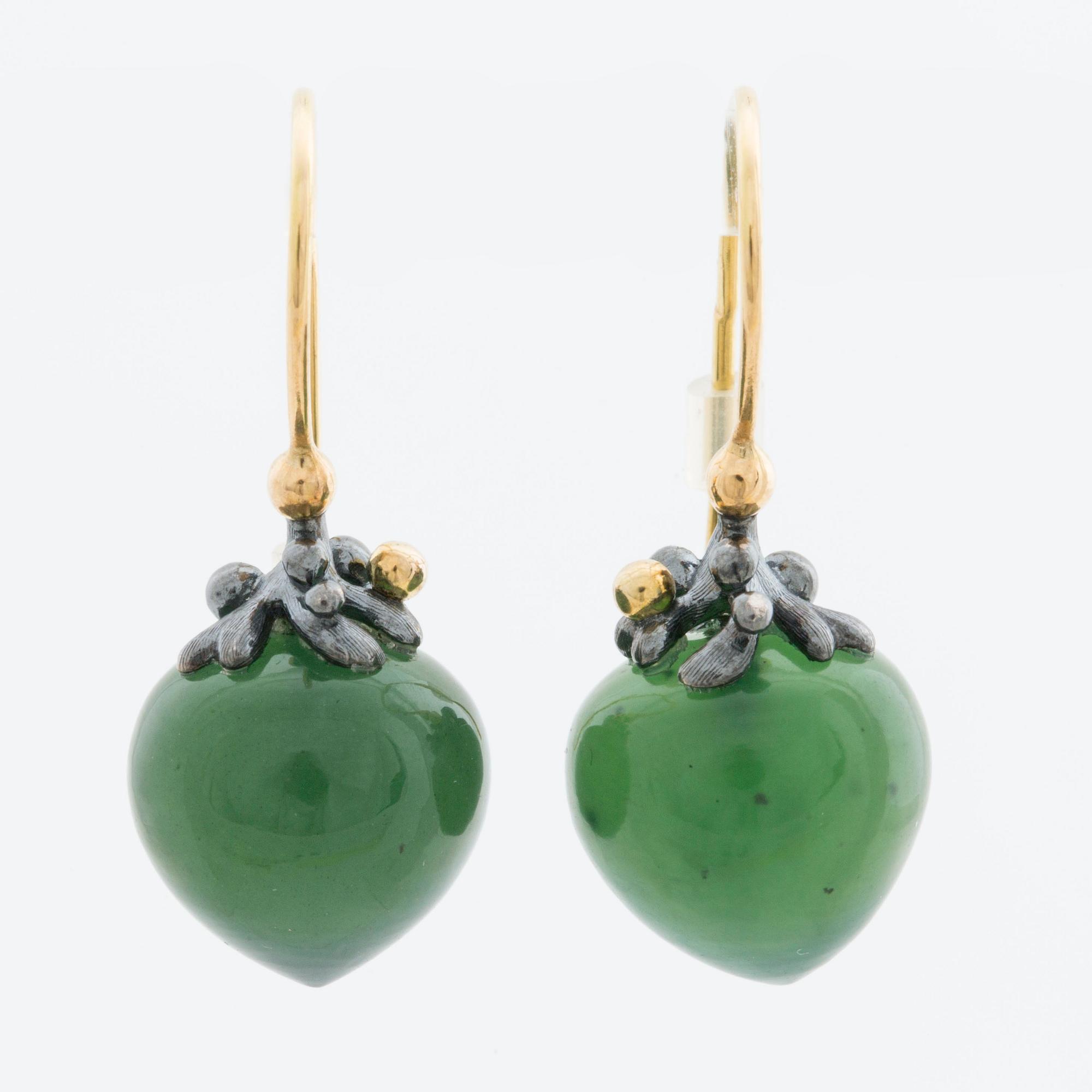 EARRINGS OLE LYNGGARD 18K gold silver and green cabochon-cut serpentine, design Dew drops.