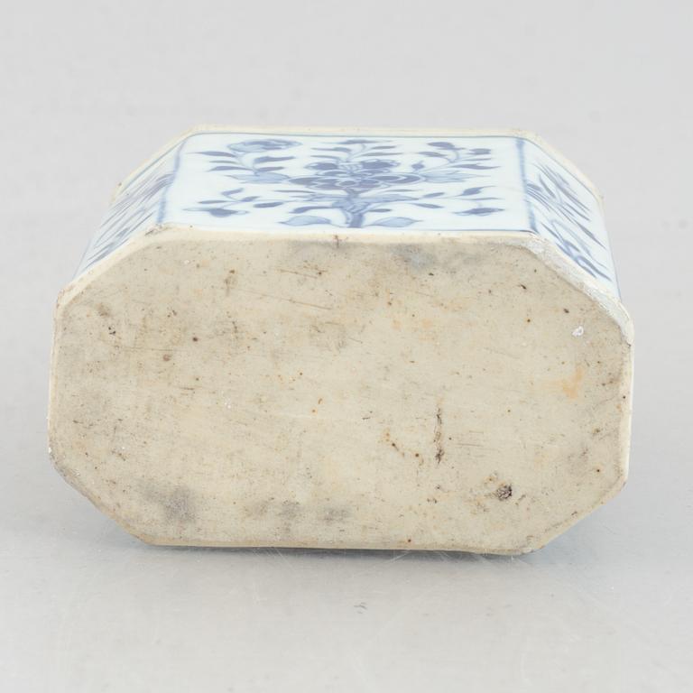 A group of 11 Chinese export porcelain pieces, Qing dynasty, 18th century.