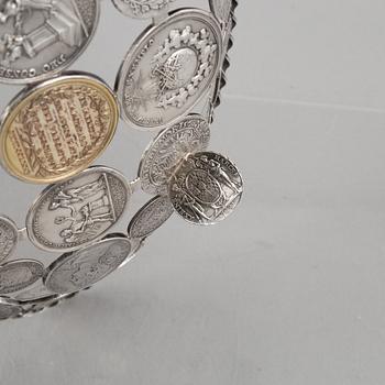En korg/skål gjord av europeiska silvermynt.