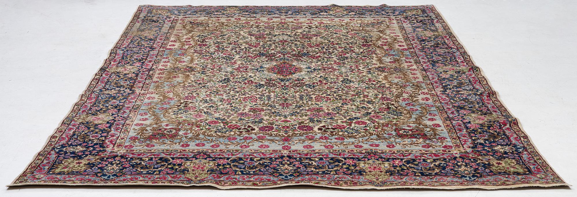 Matta, Kirman, ca 365 x 265 cm.