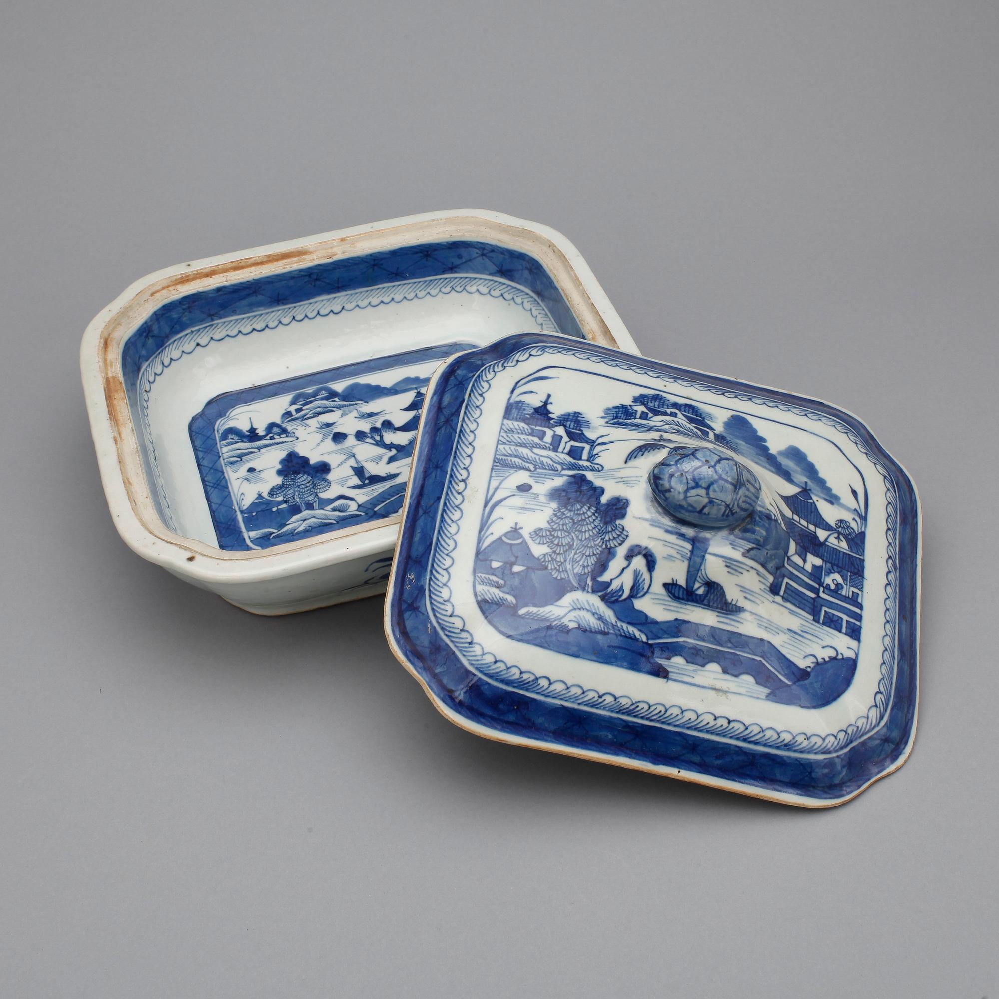 TERRIN MED LOCK, porslin. Qing dynastin, 1800-tal.