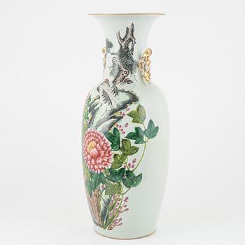 A Chinese porcelain vase, late 19th Century.