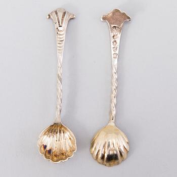 SALTKARSPAR med SALTSKEDAR samt TESKED och SKÅL, sterling silver, delvis förgyllda, London och Sheffield, 1883-1902.