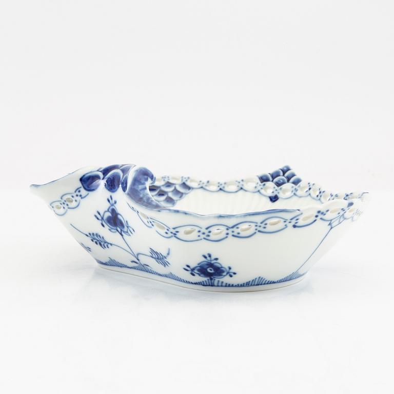 Service approximately 51 pieces "Musselmalet" Royal Copenhagen Denmark porcelain, late 20th century.