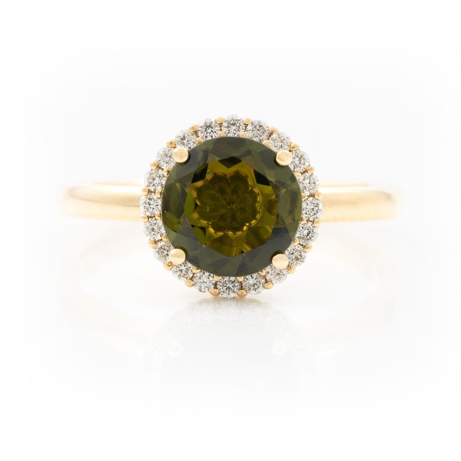 Ring 14K gold with green tourmaline and brilliant-cut diamonds.