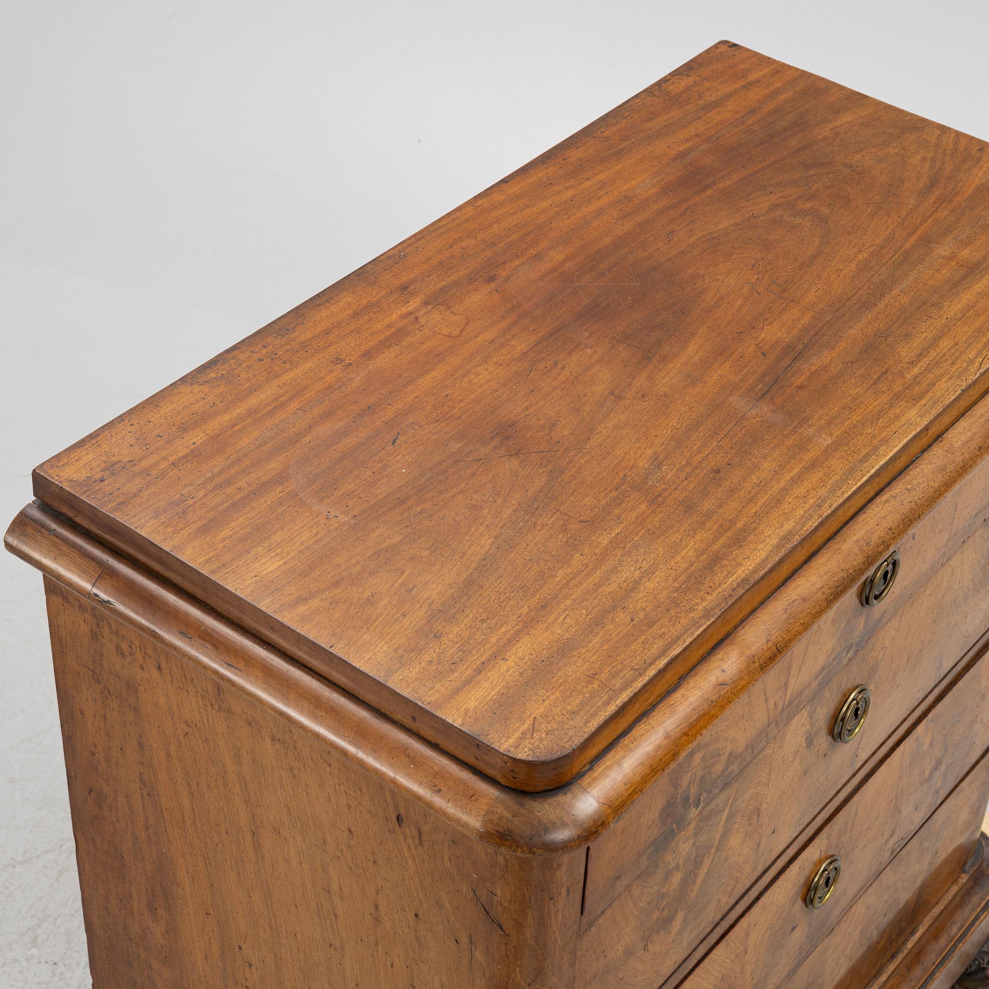 Chest of drawers, first half of the 19th century.