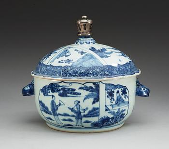 A blue and white tureen with cover, Qing dynasty, Qianlong (1736-95).