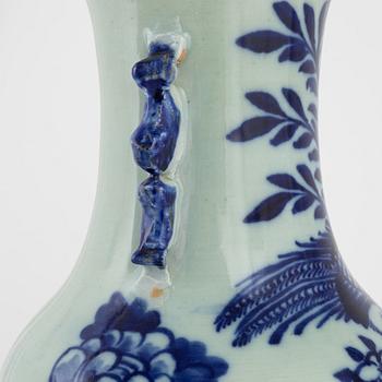 A large Chinese porcelain vase, late Qing dynasty, 19th Cnetury.