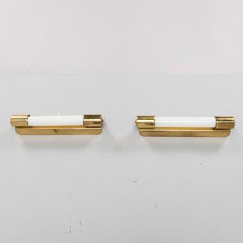 Mauri Almari, two mid-20th century wall lights model 71032 for Idman, Finland.
